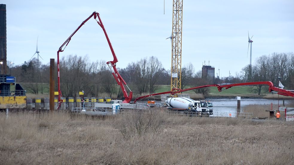 In den vergangenen Tagen waren wieder sehr viele Betonmischer unterwegs. Auf der Großbaustelle der Friesenbrücke sind die Sohlplatte und gleichzeitig die Aufstandsfläche für die später aufzustellende Maschine in der 15 Meter tiefen Baugrube hergestellt worden. Foto: Ammermann