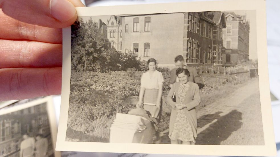 Ein Spaziergang zwischen dem Deich des Ems-Jade-Kanals, der rechts außerhalb des Bildes war, und dem Gemüseacker der Bewohner an der Ligariusstraße. Das Foto ist 1942 entstanden. Das Haus vorne im Bild steht heute auch noch. Dahinter sind die Nummern 14 und 16 zu sehen. Foto: Privatsammlung Irene Janssen