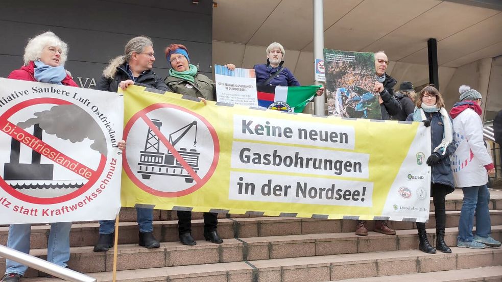 Karsten Schönbeck (Vierter von links) war für Borkum bei der Verhandlung in Den Haag dabei. Ebenso wie Meta Janssen-Kucz (Dritte von links), Eldert Sleeboom (Dritter von rechts) und Borkums Umweltbeauftragte Sandra Franke (Zweite von rechts). Foto: Sleeboom