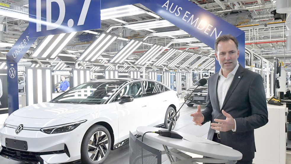 VW-Markenvorstand Thomas Schäfer, hier beim Produktionsstart des ID.7 im August 2023 in Emden, hat ein regides Sparprogramm aufgelegt. Die VW-Mitarbeiter müssen auf einige Privilegien verzichten. Foto: Ortgies