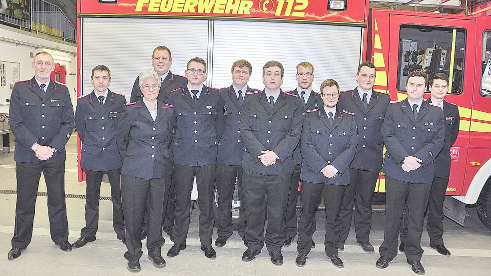 Leers Stadtbrandmeister Jan Doosje (von links) stellte sich mit den Bingumer Feuerwehrleuten zum Erinnerungsfoto auf: Ralf-Dieter Harbers, Sandra Apfel, Dirk Gruis, Max Pfeifer, Axel Obersteller, Jan-Luca Harbers, Florian Maas, Marc Cordes, Lucas Lamprecht, Jann Freese und Yannick Geib.