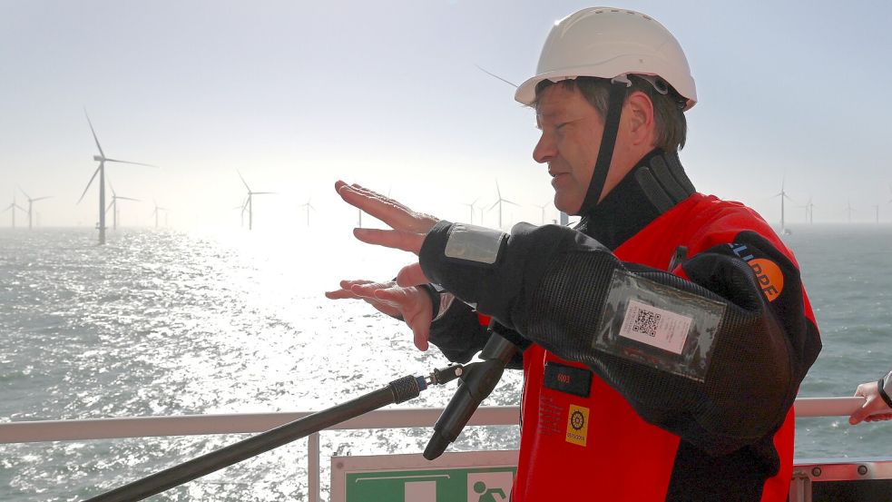 Wirtschaftsminister Robert Habeck (Grüne) besucht einen Offshore-Windpark vor Helgoland. Foto: dpa/Christian Charisius