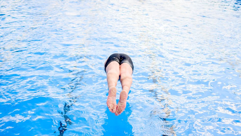 Bis zum ersten Kopfsprung ins Wasser des Freibades Borssum wird es noch ein paar Monate dauern. Foto: Stratenschulte/dpa