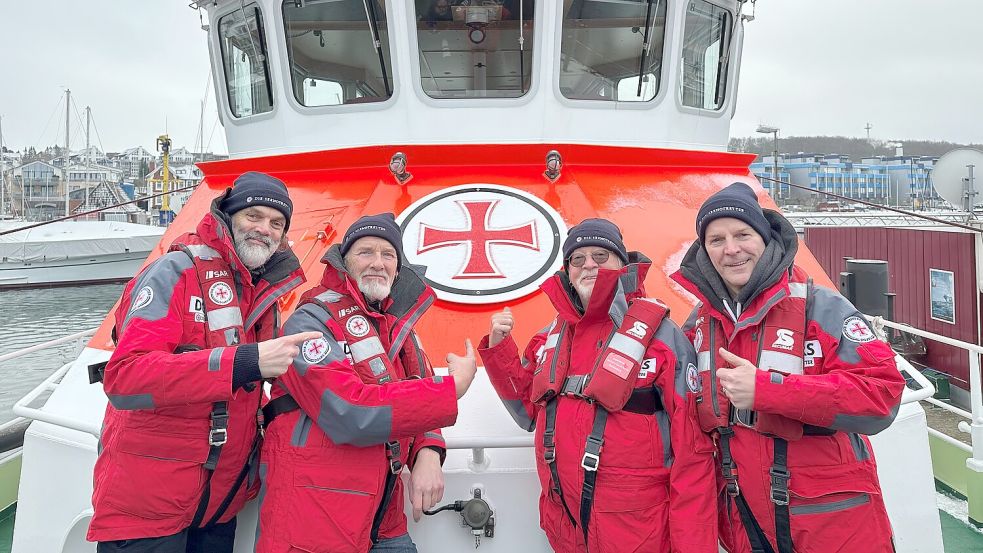 Neuer ehrenamtlicher Botschafter der Seenotretter 2024 ist die norddeutsche Band „Santiano“: Hans-Timm „Timsen“ Hinrichsen (von links), Björn Both, Peter David „Pete“ Sage und Axel Stosberg, hier vor dem Seenotrettungskreuzer „Berlin“. Foto: Die Seenotretter/DGzRS