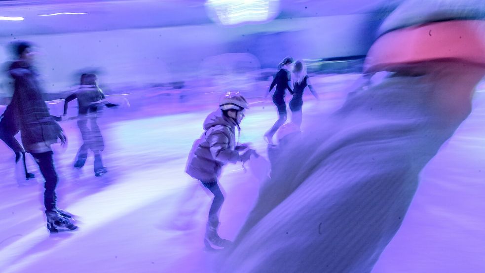 Die Eiszeit in Emden ist beliebt. Tausende haben sich schon aufs Eis gewagt. Foto: Ortgies