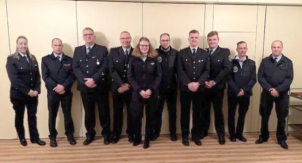 Diese Mitglieder der Feuerwehr Groß-Midlum übernehmen jetzt Verantwortung in verschiedenen Ämtern. Foto: privat