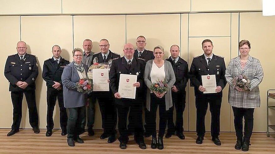 Das Foto zeigt die Feuerwehrführung mit den Geehrten. Foto: privat