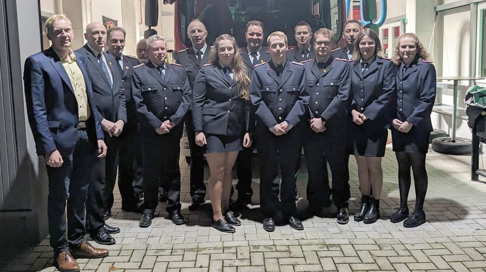 Das Foto zeigt (hinten von links) Heinz Arnold Hüls, den stellvertretenden Gemeindebrandmeister Hans-Jürgen Heykes, Hinrich Bohlen, Jens Bohlen, Patrick Bohlen und Erwin Onnen sowie (vorne, von links) Ortsbürgermeister Heiko Hinrichs, Bürgermeister Erwin Adams, Menne Bohlen, Larena Bohlen, Malte Janssen, Daniel Henning, Marina Ley und Wiebke Bohlen. Foto: privat