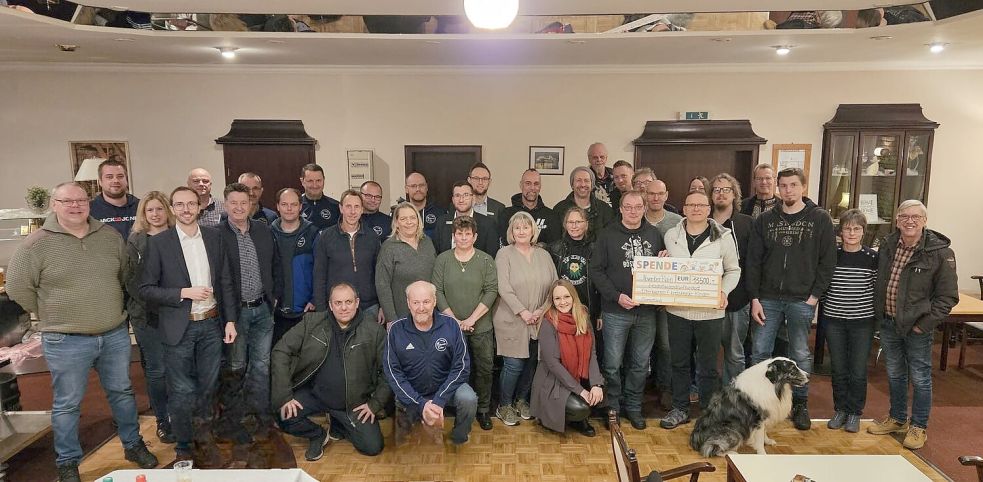 Zahlreiche Musiker und Helfer waren zur Übergabe des Präsentationsschecks an den Elternverein für krebskranke Kinder und ihre Familien in Ostfriesland gekommen. Fotos privat