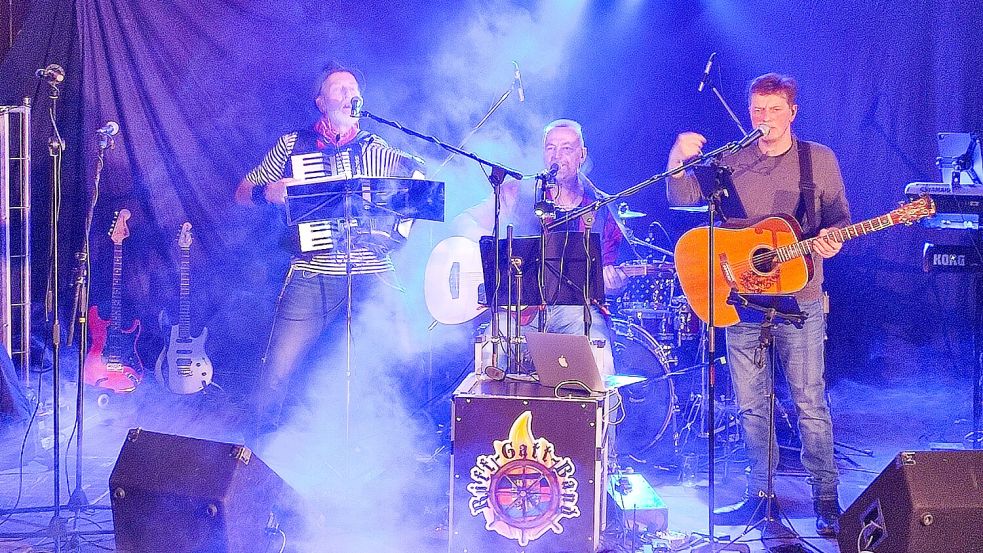 Die „Riff-Gatt-Band“ brachte im November die rund 400 Rockmusik-Fans in Warsingsfehn in Schwung.
