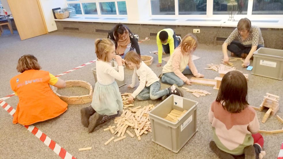 Die Kinder bauten mit Feuereifer Häuser, Tiere und Menschen. Foto: privat