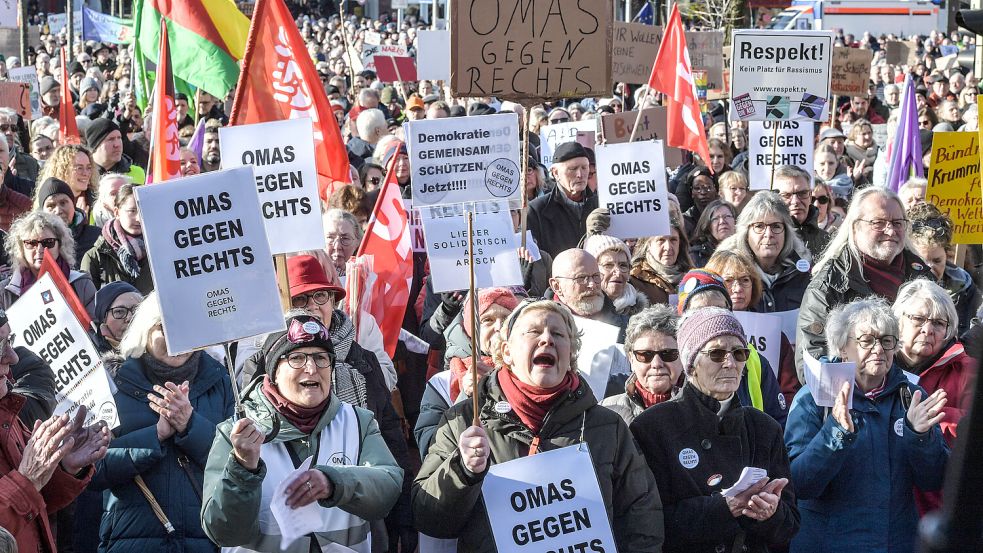 Mit der Aktion „Emden singt“ will das Bündnis „Emden Demokratisch“ an die große Demonstration gegen rechts vom 27. Januar in Emden anknüpfen. Foto: Ortgies/Archiv