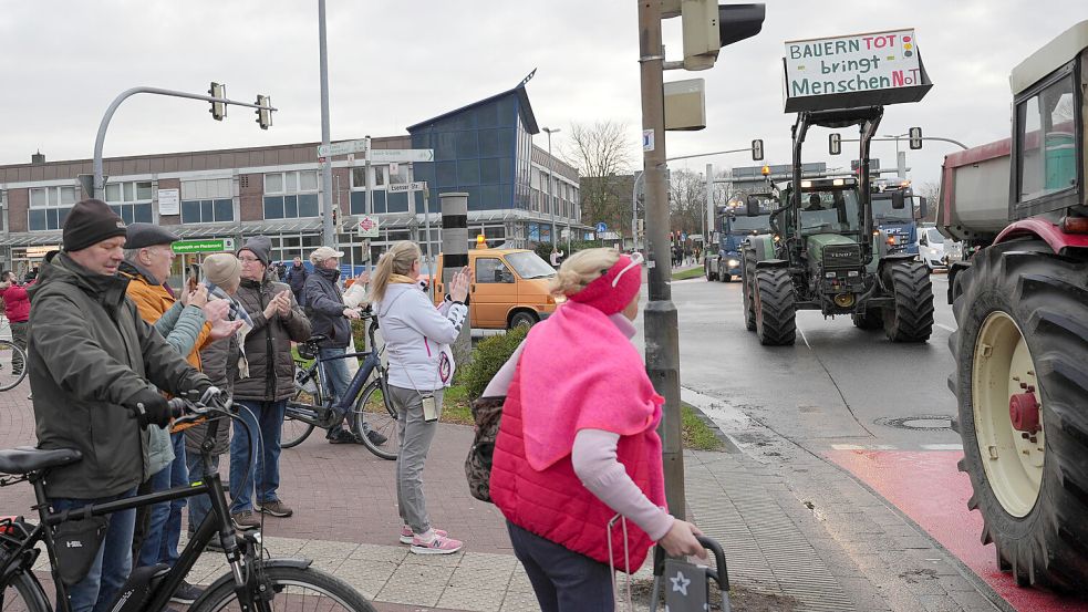Beifall gab es am Sonnabend am Auricher Pferdemarkt für den Protest der Landwirte, der bereits von weiteren Branchen unterstützt wurde. Foto: Helmut Vortanz