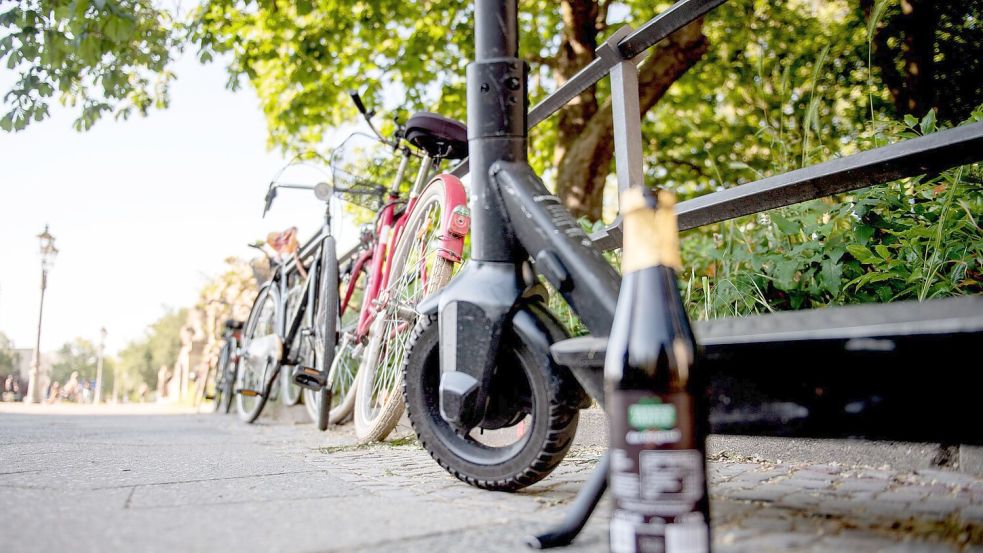 Ab 1,1 Promille gilt Alkohol am Steuer, egal ob Fahrrad oder E-Scooter, als Straftat. Foto: Zacharie Scheurer/dpa-tmn