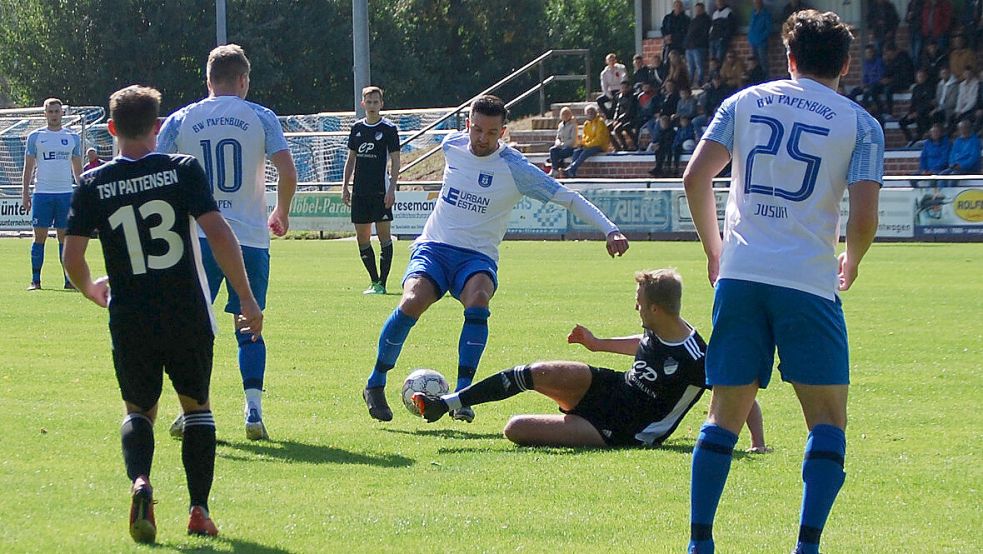 Viktor Knoll (am Ball) ist bei BW Papenburg bereits in die Personalplanungen für die kommende Saison involviert. Fotos: Reemts