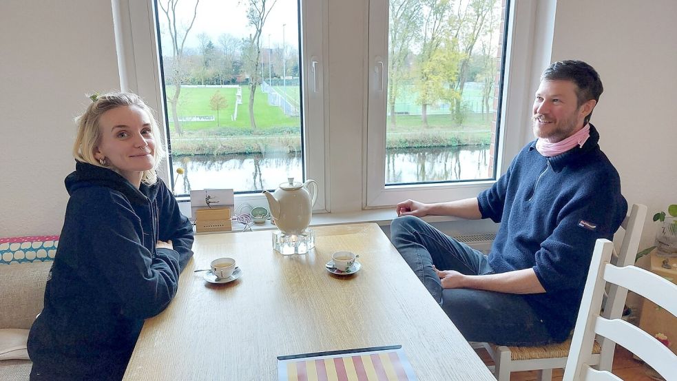 Kirsten Bremehr und Jan Ohling wohnen in einem der Häuser an der Ligariusstraße und betreuen eine Instagram-Seite für die Bauten. Ihre Wohnung schaut auf den Ems-Jade-Kanal. Foto: Hanssen/Archiv