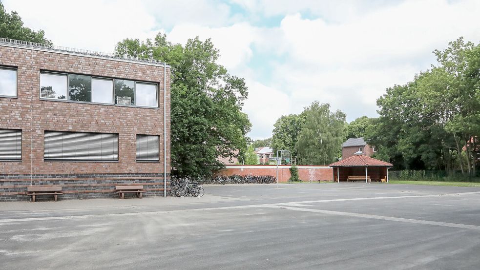 In einer Ecke des Schulhofs soll das neue Gebäude für die Realschule Aurich entstehen. Der Pavillon in der Bildmitte muss dafür weichen. Foto: Romuald Banik