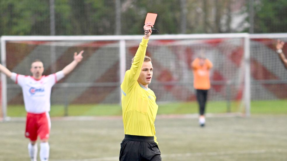 Rote, Gelb-Rote und Gelbe Karten fließen als Strafpunkte in die Statistik ein. Je weniger „Kartons“ eine Mannschaft bekommen hat, desto besser der Quotient für die Tabelle. Foto: Doden/Blomberg