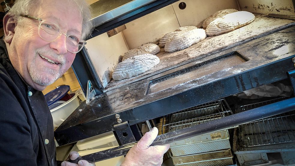 Im Ofen von Martinus Ekkenga haben gleich mehrere Brote Platz. Fotos: Ortgies