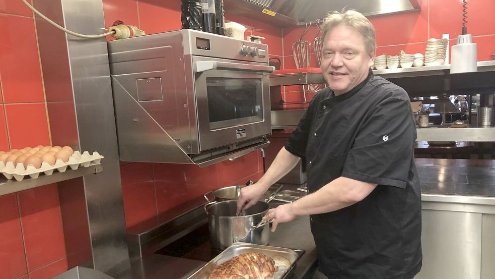 „Die Leute gehen immer noch essen“, sagt Rainer Ahlers. Er ist Chef des Hotels „Goldener Adler“ in Emden. Foto: H. Müller