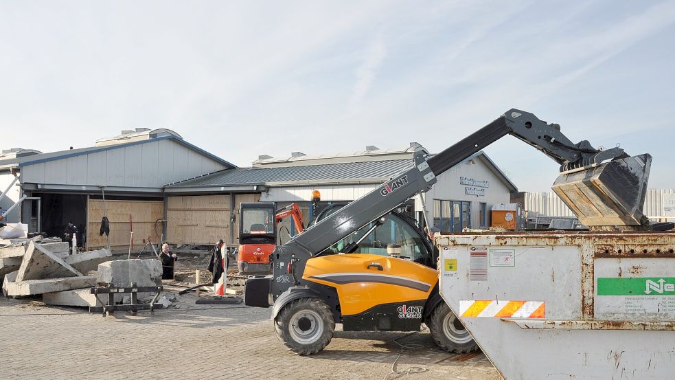 Die Gastronomie der Fischerei-Genossenschaft Neuharlingersiel ist derzeit eine Riesenbaustelle. Aktuell wird alles für das neue Fundament des Anbaus vorbereitet. Foto: Ullrich