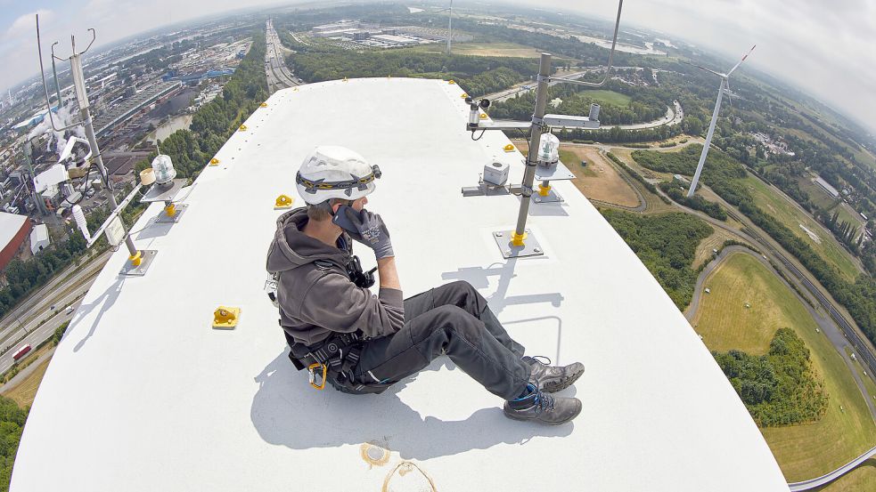 Diese Aufnahme entstand während eines Einsatzes auf einer Windenergieanlage von „Hamburg Energie“ auf der ehemaligen Mülldeponie Georgswerder. Foto: Wendt/dpa