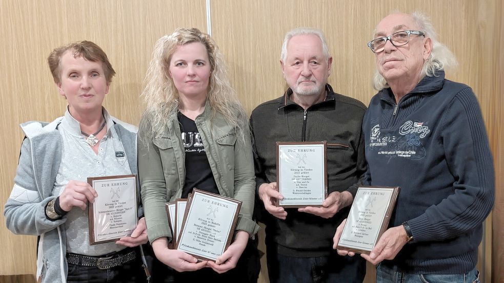 Die Züchterinnen Theda Busemann (von links) und Silke Groeneveld sowie Züchter Ewald Gerdes und Bernhard Gärtner wurden ausgezeichnet. Fotos: privat
