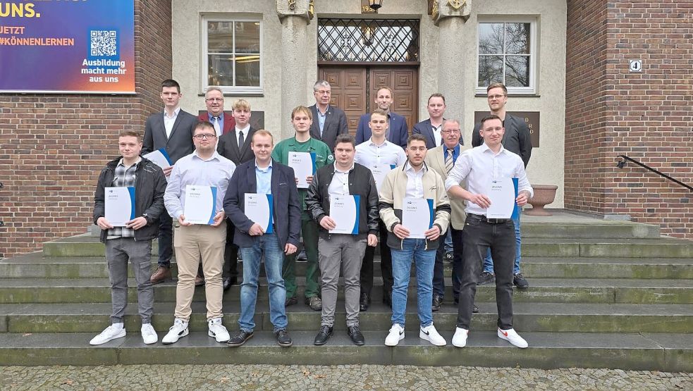 Die Industriemechaniker stellten sich mit den Mitgliedern des Prüfungsausschusses und Kammervertreter Alexander Kruse für ein Erinnerungsbild auf. Foto: privat