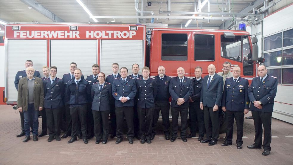 Die Gewählten, Ernannten, Geehrten und Gäste der Feuerwehr Holtrop auf einem Blick. Foto: privat