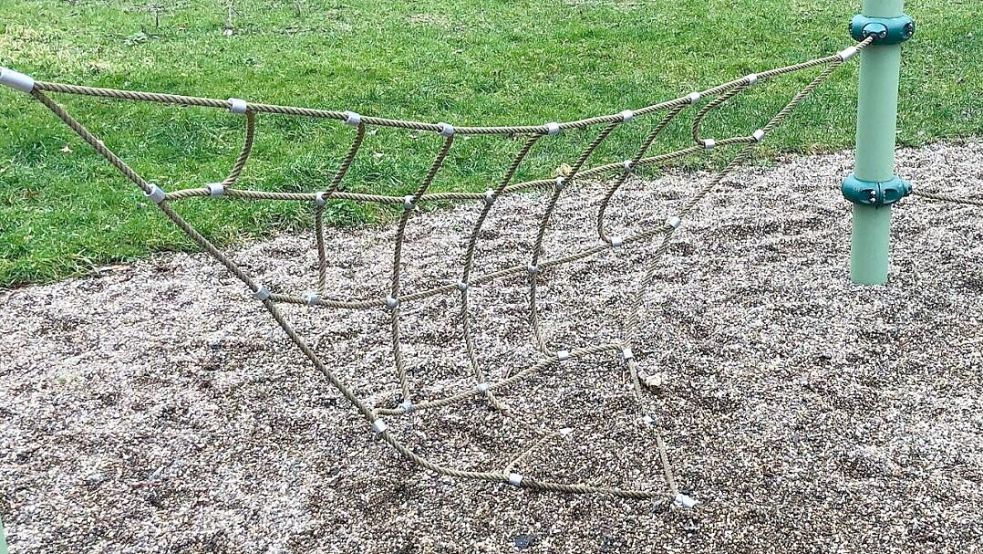 Taue und Kletternetze wurden mit einem Winkelschleifer beim Spielplatz am Heuzwinger abgetrennt und mitgenommen. Sie sind offenbar viel Geld wert. Foto: Stadt Emden