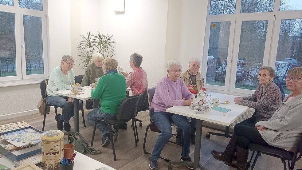Beim Rommee spielen wird auch viel geklönt. Fotos: Lotta Groenendaal