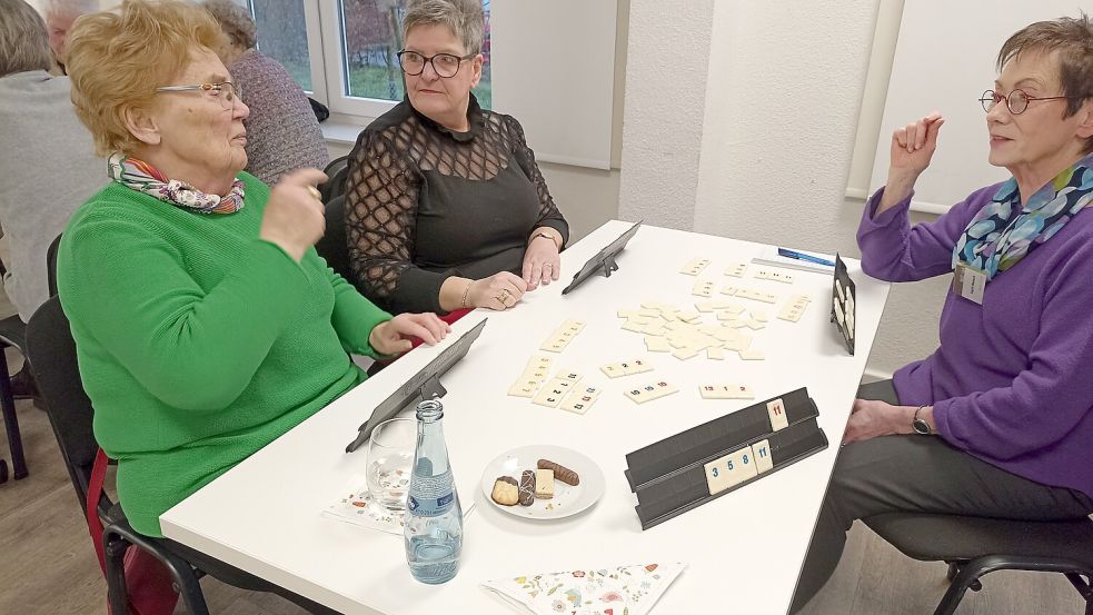 Zwischen Renate und den Unterstützerinnen Angelika und Ingrid entwickeln sich beim Rummikub schnell enge Kontakte.