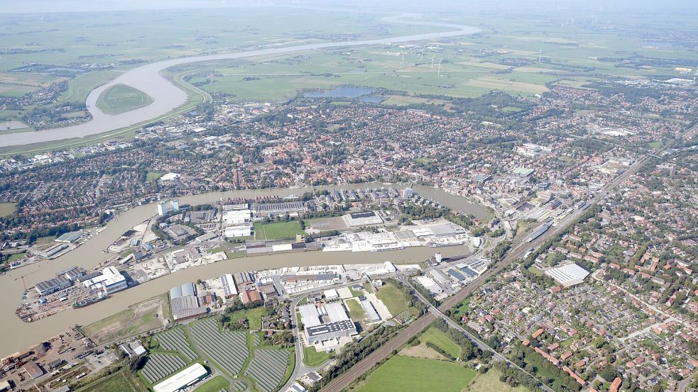 Der Blick des Vereins ist nicht mehr nur auf den Leeraner Hafen (vorne) gerichtet, auch der Ems-Port bei Nüttermoor, der gegenüberliegende Jemgumer Hafen sowie die Häfen in Oldersum, Ditzum, auf Borkum und in Weener sollen einbezogen werden. Foto: Stadtwerke Leer