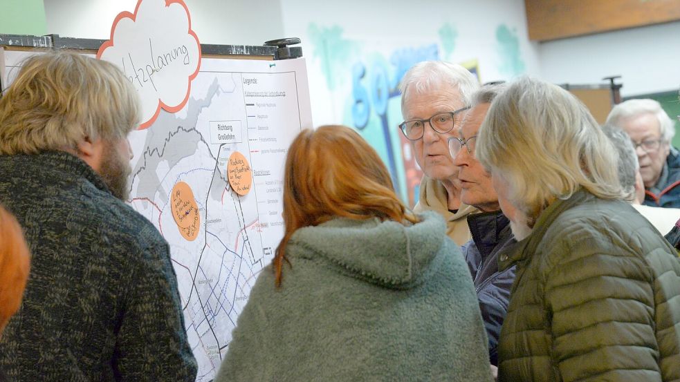 Vor den Stellwänden entwickelten sich viele Diskussionen. Foto: Lüppen