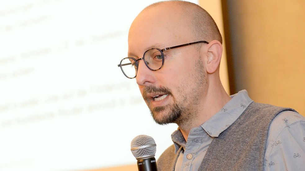 Jan Schütter vom Ingenieurbüro stellte die bisherigen Erkenntnisse zum Radverkehr in Moormerland vor. Foto: Lüppen