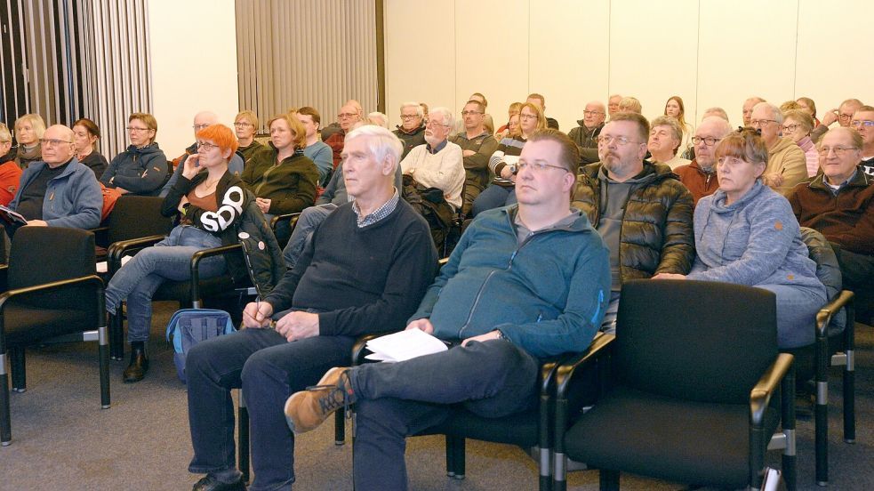 Sehr viele Interessierte waren zu der Veranstaltung ins Rathaus gekommen. Foto: Lüppen