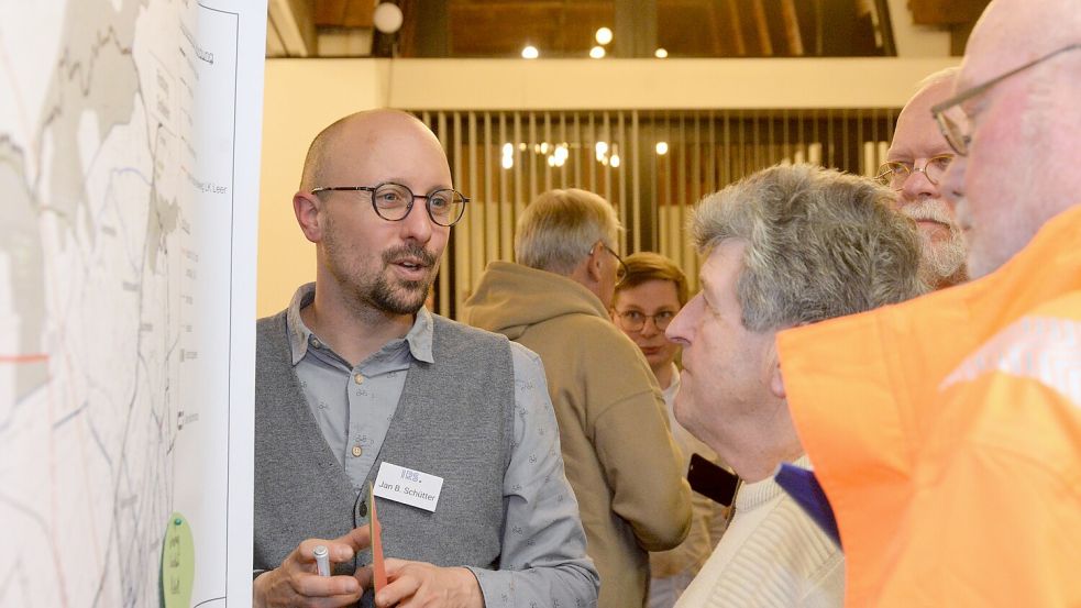 Experte Jan Schütter diskutierte mit den Teilnehmern. Foto: Lüppen