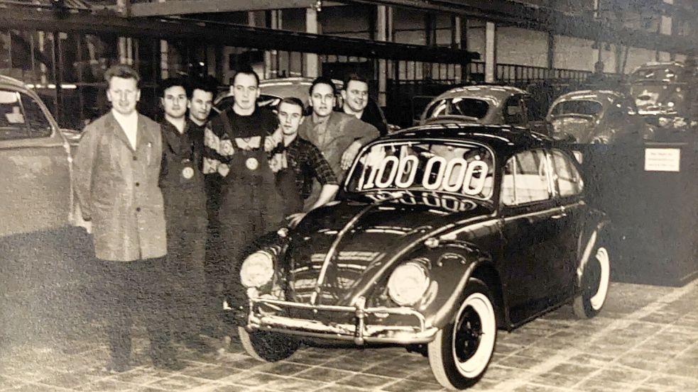 Gemeinsam mit seinen Kollegen posiert Herbert Terviel (Bildmitte) im Januar 1966 vor dem 100.000. VW-Käfer, der in Emden gebaut wurde. Foto: privat
