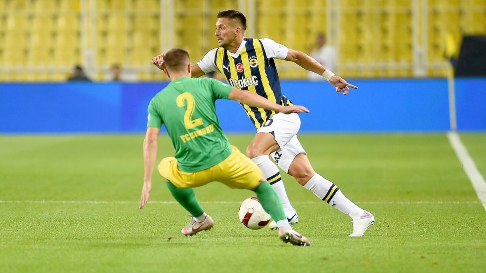 Im vergangenen Sommer lieferte sich Valeriu Gaiu mehrere Zweikämpfe mit Dusan Tadic von Fenerbahçe Istanbul. Foto: Imago