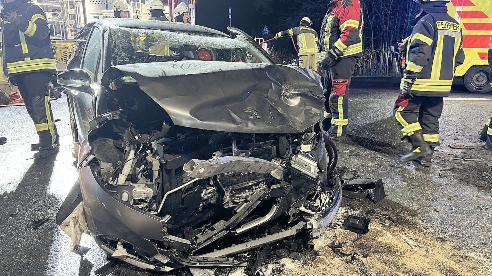 Eines der völlig zerstörten Fahrzeuge. Foto: Pascal Coordes/Feuerwehr