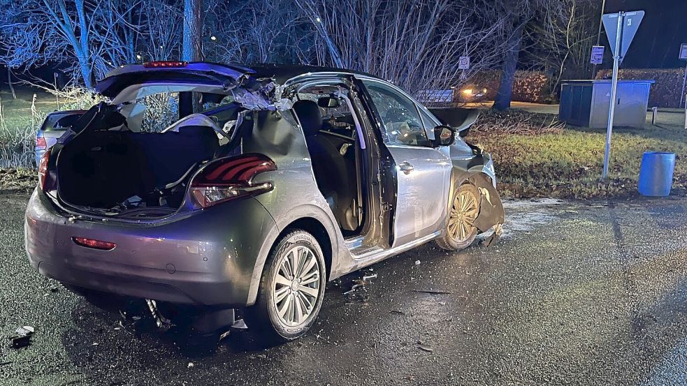 Unter anderem wurde eine Tür des Fahrzeugs entfernt, um Rettungskräften den Zugang zu den verunfallten Personen zu ermöglichen. Foto: Pascal Coordes/Feuerwehr