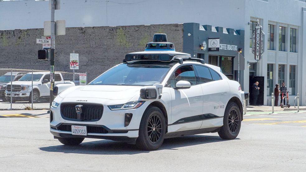 Ein selbstfahrendes Auto der Google-Schwesterfirma Waymo ist im Straßenverkehr von San Francisco unterwegs. Foto: Andrej Sokolow/dpa