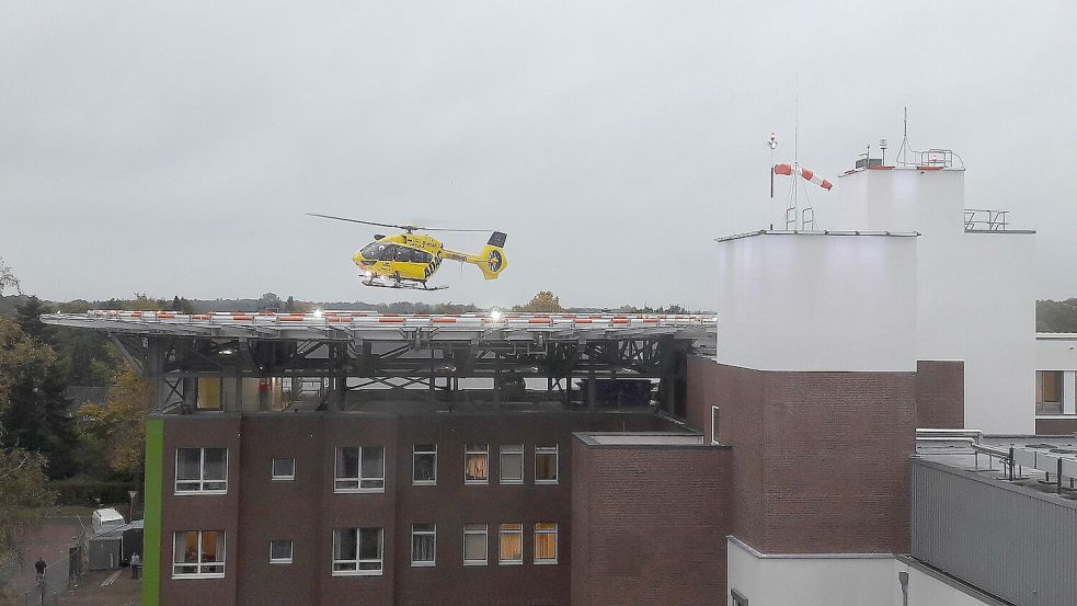 Ein Rettungshubschrauber landet auf dem Klinikum Leer. Da könne er doch eben auch Wäsche abliefern, meinte eine Anruferin. Foto: Archiv/Wolters
