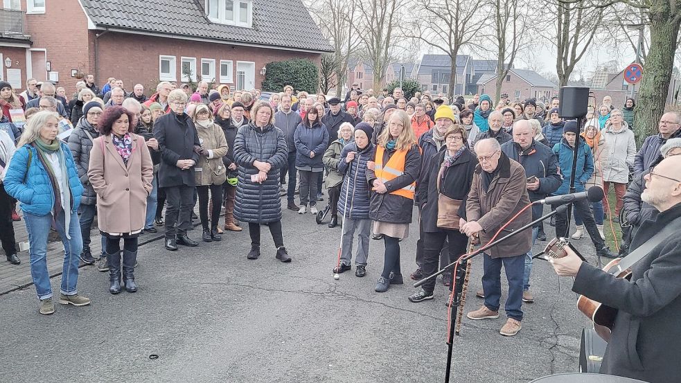 Rund 250 Menschen waren in Leer bei der Mahnwache am jüdischen Friedhof. Foto: Wolters