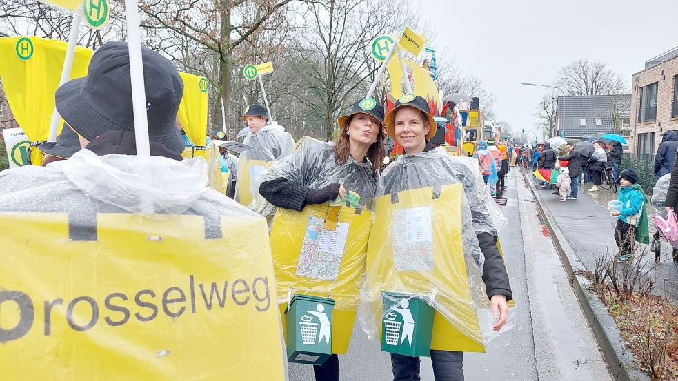 Kostüme wurden mit Regenponchos kombiniert. Fotos: Lohmann