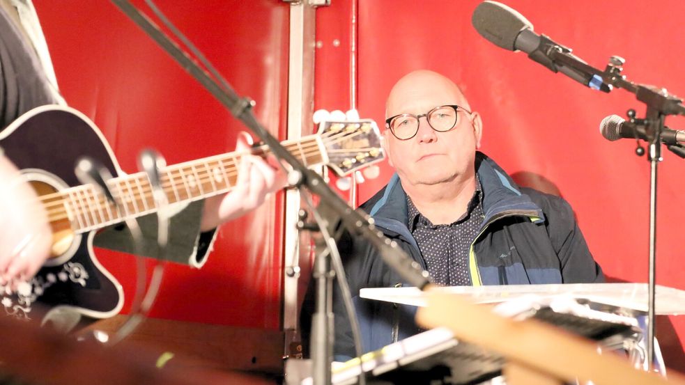 Organisator Jens-Peter Grohn nachdenklich während eines Musikbeitrags. "Es ist ernst", warnt er. Foto: Böning