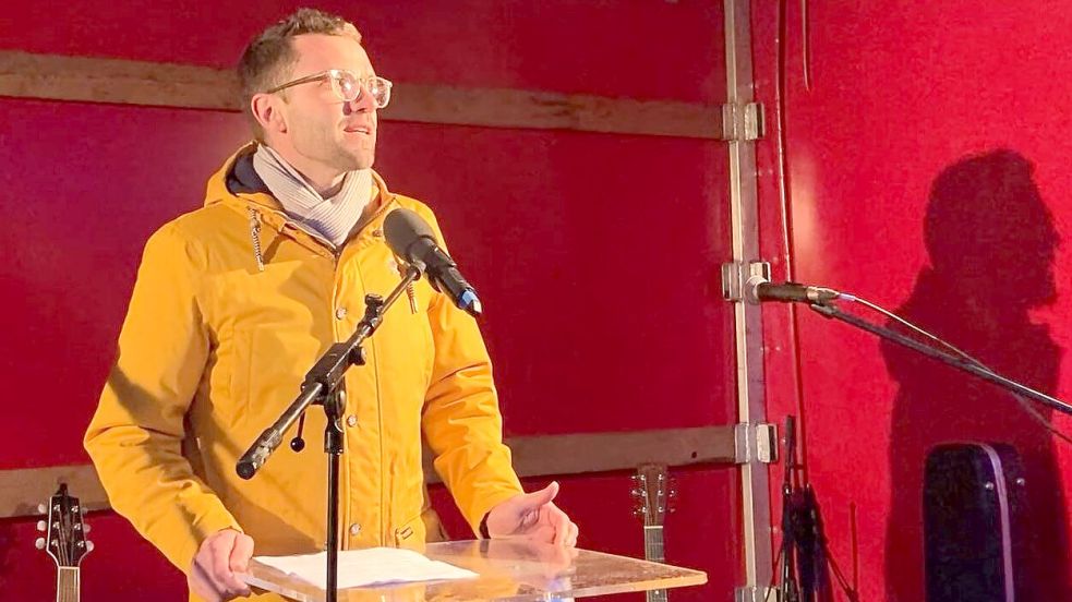 Bürgermeister Sven Lübbers (parteilos) hielt seine Rede dem Wetter geschuldet im perfekt sitzenden Ostfriesennerz. Foto: Böning