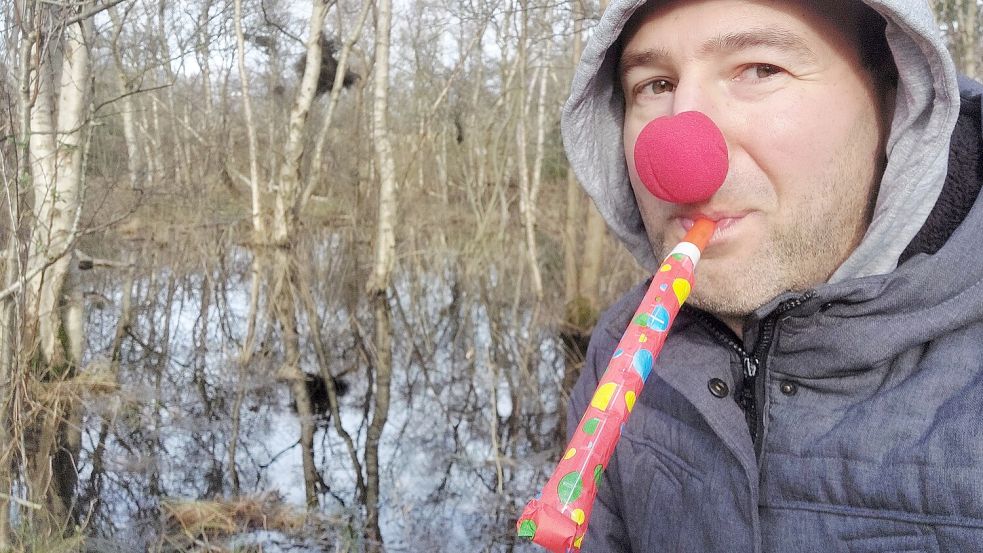 Redakteur Florian Ferber wagte sich in dezentem Karnevalsoutfit in die Greune Stee. Foto: Ferber