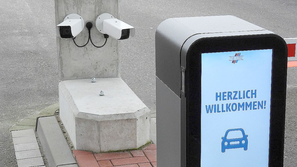 Die Kameras bei der Schranke zum Parkplatz P1 am Borkum-Anleger scannen die Kennzeichen von einfahrenden Autos. Foto: F. Doden