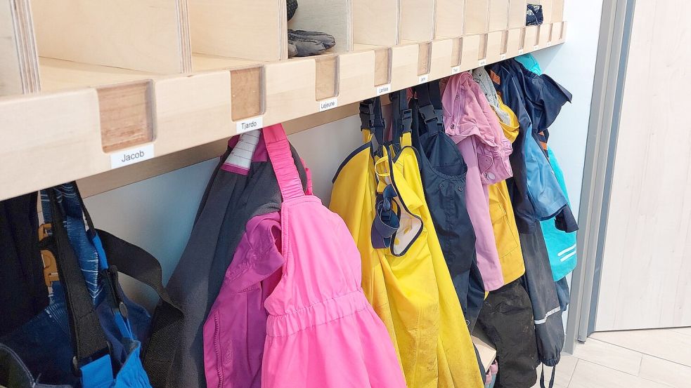 Jacken und Regenhosen einfach draußen in Fluchtwegen wie dem Flur aufhängen, ist an Schulen in Emden jetzt verboten. Das Foto ist in einem Emder Kindergarten entstanden. Foto: Hanssen/Archiv